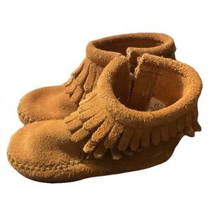 MINNETONKA Moccasin
Brown Suede Zip Top Fringe Rubber Sole
Unisex Toddler 4
